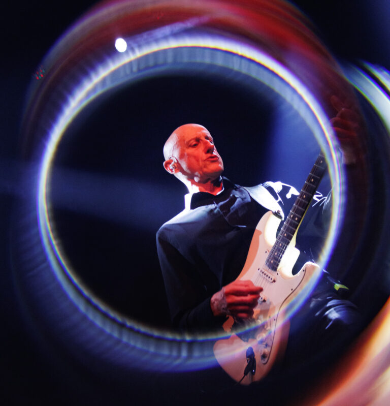 Ilegales desata su furia punk en una noche de rebeldía y rock