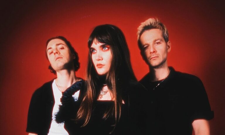 Calva Louise: encontrar su sonido para construir su propio universo